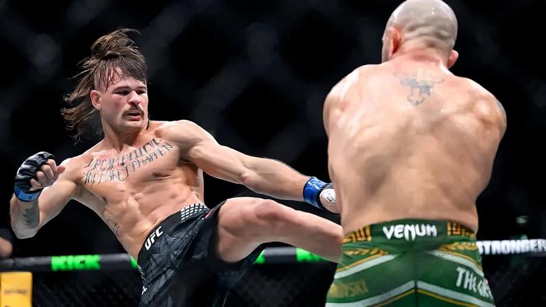 Diego Lopes em disputa UFC 325 contra Alexander Volkanovski (Foto: STEVEN MARKHAM / AFP)