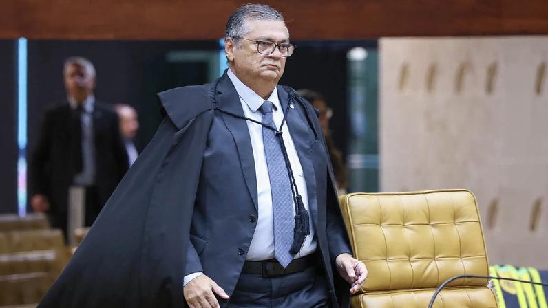 Prevaleceu o voto de Dino para manter pena maior por crimes contra honra de servidores; PP alegava cerceamento da liberdade de expressão.