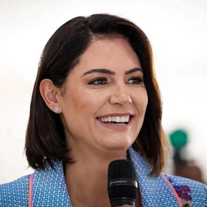 Michelle mostra carta de Bolsonaro pelos 18 anos de união