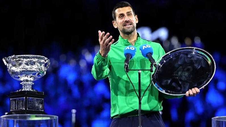 Novak Djokovic recebe troféu (Foto: Martin KEEP / AFP)