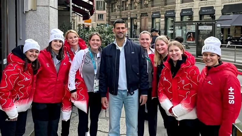 Djokovic e atletas da equipe suíça de hóquei sobre gelo (Foto: Elisabetta Cossese)