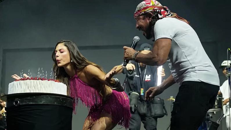 Mari Gonzalez ganha bolo de aniversário em show de Bell Marques