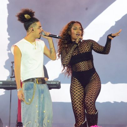 IZA agita Carnaval do Recife com macacão-arrastão no Marco Zero