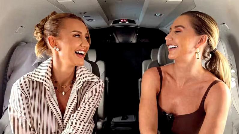 Ana Paula Siebert posa com irmã sósia em jatinho