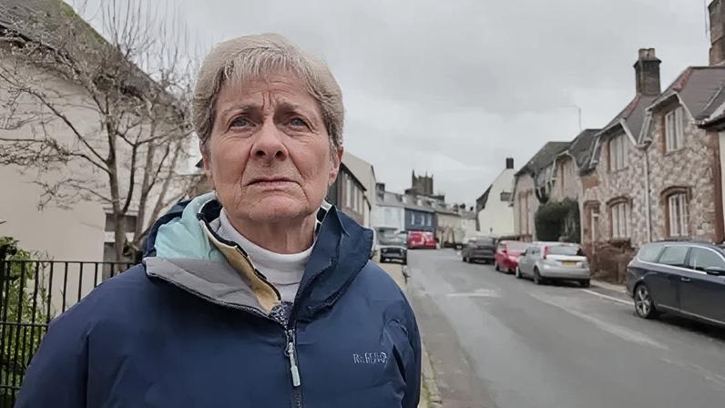 Preocupação com água de esgoto bombeada para riacho