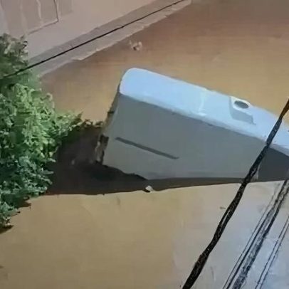 Inundações no Brasil: pessoas presas em casa pedem ajuda