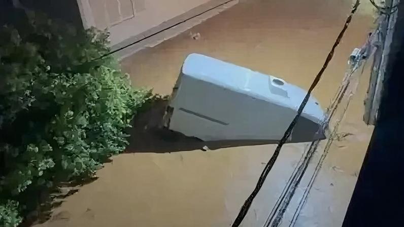 Inundações no Brasil: pessoas presas em casa pedem ajuda