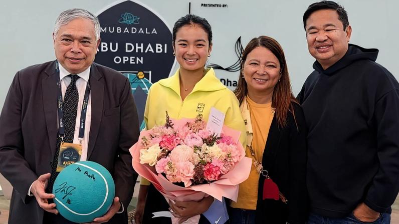 Alex Eala avança às quartas em Abu Dhabi após receber flores do embaixador