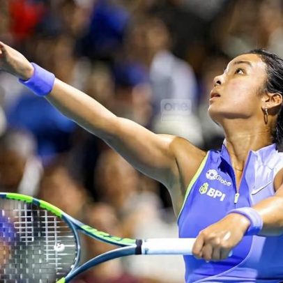 Ostapenko salva dois match-points e Eala estreia com vitória