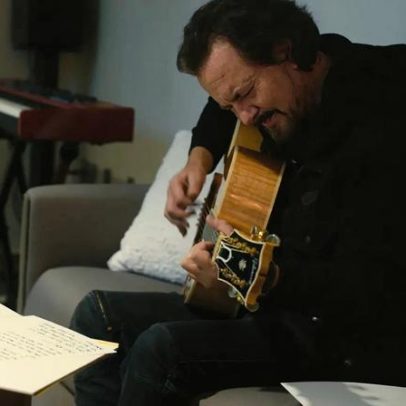 Eddie Vedder transforma a vida de crianças com Pearl Jam; agora busca salvá-las