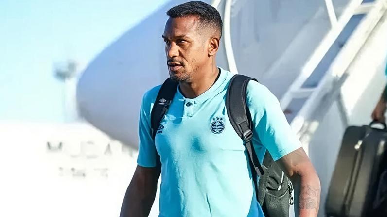 Edenilson chega ao Rio para assinar contrato com o Botafogo