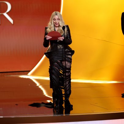 Cher confunde Luther Vandross com Kendrick Lamar ao anunciar vencedor do Grammy