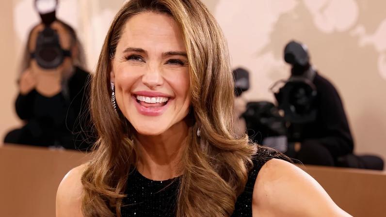 Jennifer Garner opened up about Botox and facelifts on Thursday’s episode of Kylie Kelce’s “Not Gonna Lie” podcast.