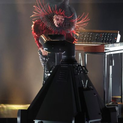 Lady Gaga revela nova versão rock de Abracadabra no Grammys 2026