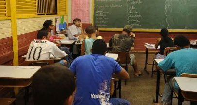 Brasil atinge menor taxa de distorção idade-série no ensino médio