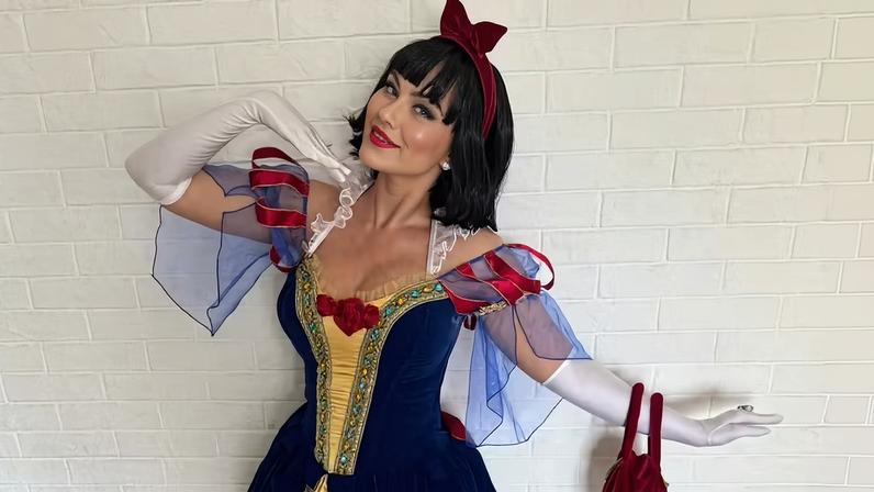 Ellen Rocche vestida como Branca de Neve para participar do Bloco do Fico