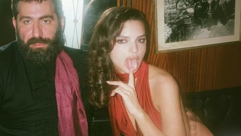 Emily Ratajkowski inicia romance com Romain Gavras