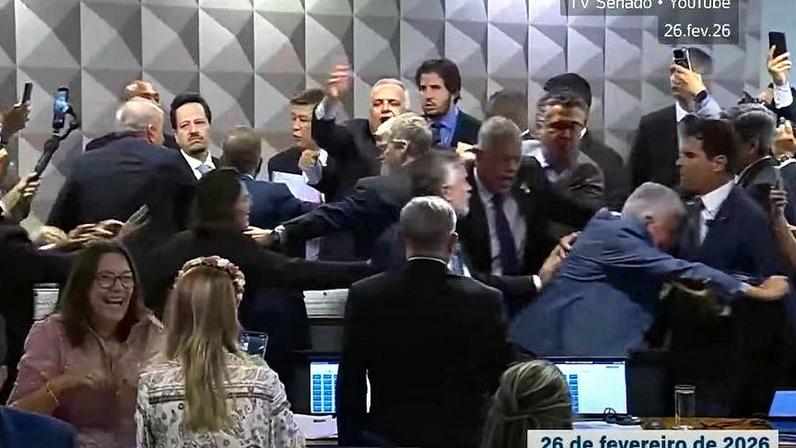 Empurra-empurra generalizado na CPMI do INSS após aprovação de depoimento de Lulinha