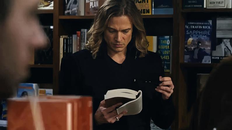 Foto de Sam Reid como Lestat na terceira temporada de Entrevista com o Vampiro/Reprodução