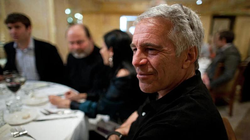 O financista Jeffrey Epstein, em uma das fotos divulgadas pelas autoridades americanas. (Foto: Comitê de Supervisão da Câmara dos EUA/Divulgação/EFE )