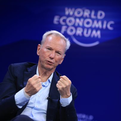 Eric Schmidt chama atenção por círculo de amigas jovens