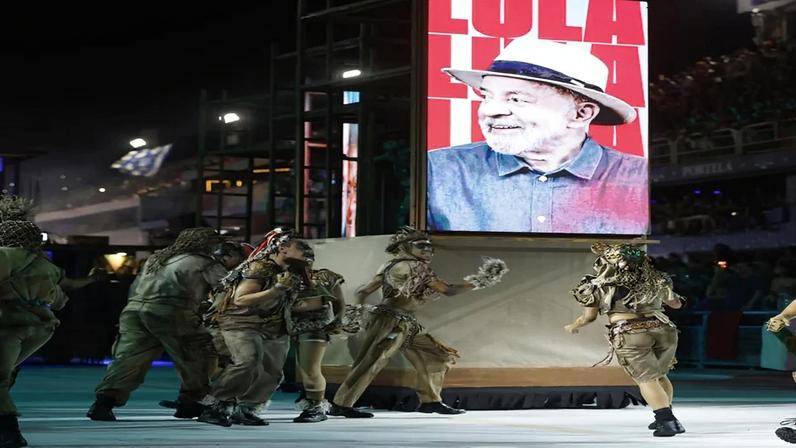 Integrantes da escola de samba Acadêmicos de Niterói desfilam com uma imagem do presidente Luiz Inácio Lula da Silva no Sambódromo da Marquês de Sapucaí, durante o Carnaval do Rio de Janeiro. (Foto: Antonio Lacerda/EFE)