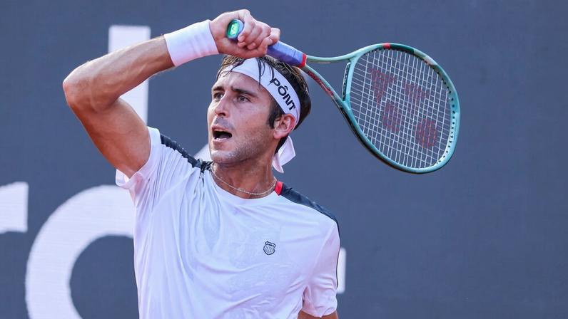 Etcheverry volta e vence em dois sets