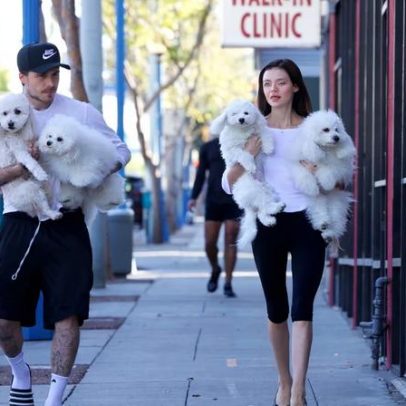Brooklyn Beckham e Nicola Peltz harmonizam looks e cães em passeio em LA