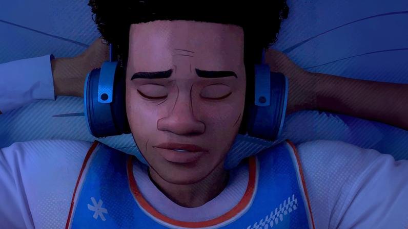 O personagem Miles Morales, de “Homem-Aranha no Aranhaverso”, usando seus fones de ouvido (Crédito: Reprodução)