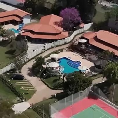 Mansão de veterano da TV, com muito verde e piscina após 50 anos de carreira