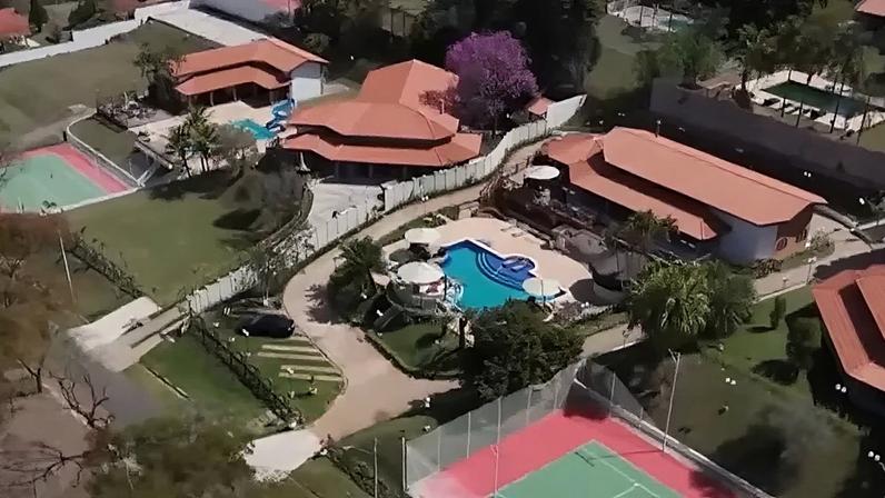 Mansão de luxo de Raul Gil: quadra de tênis, ampla piscina e muito espaço para apresentador curtir vida longe da TV após mais de 50 anos
