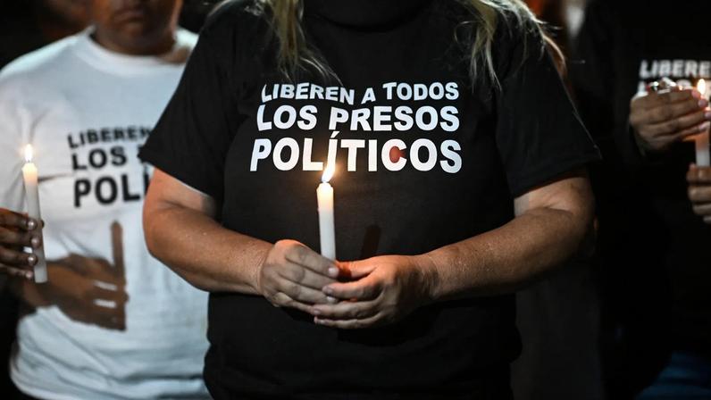 Famílias de prisioneiros políticos venezuelanos rezam pela libertação