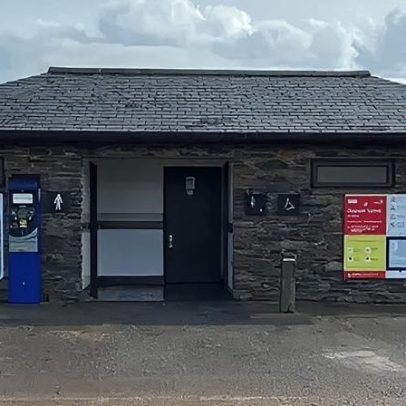 Estacionamento e banheiros reabrem em vila atingida pela tempestade