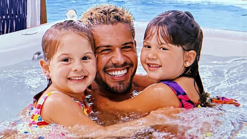 Maria Alice e Maria Flor posam com o pai, Zé Felipe — Foto: Reprodução/Instagram