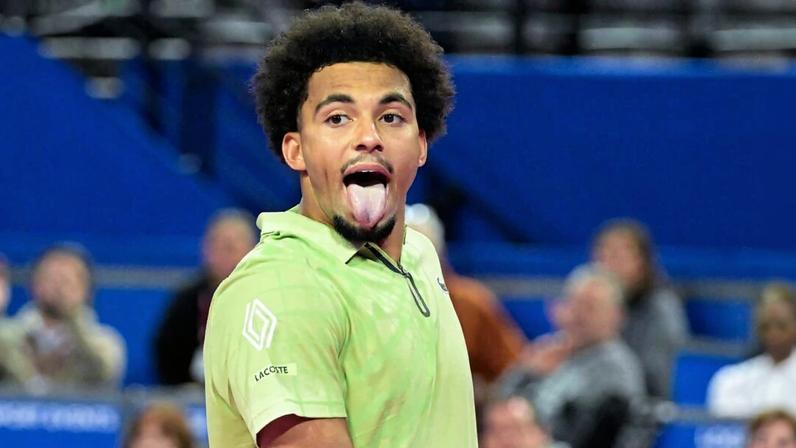 Fils celebra retorno, correu muito e se divertiu