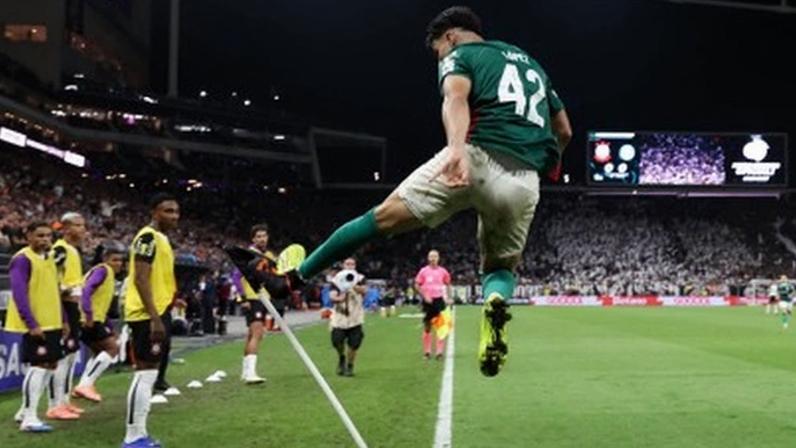Flaco López chutou a bandeirinha após marcar contra o Corinthians