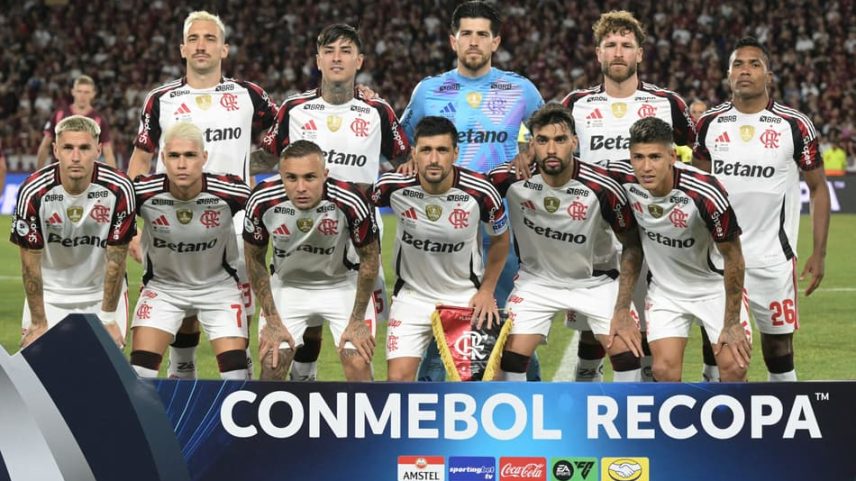 Time do Flamengo perfilado antes do duelo contra o Lanús (Foto: JUAN MABROMATA / AFP)