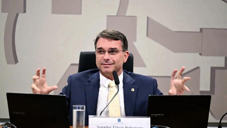 Flávio Bolsonaro (PL) está numericamente à frente de Lula (PT) em simulação de segundo turno feito pelo instituto Paraná Pesquisas. (Foto: Edilson Rodrigues/Agência Senado)