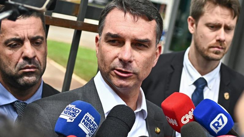 Justiça limita remoção de fake news que liga Flávio Bolsonaro ao caso Master