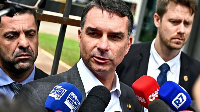 O senador Flávio Bolsonaro (PL-RJ), pré-candidato à presidência por escolha do ex-presidente Jair Bolsonaro (PL). (Foto: André Borges/EFE)