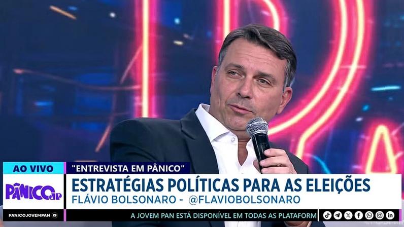 Flávio Bolsonaro durante entrevista ao programa Pânico — Foto: Reprodução/YouTube