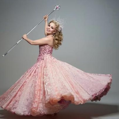 Fabi Bang leva Glinda a desfile da Colorado do Brás no Anhembi