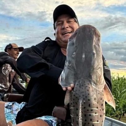 Leonardo exibe peixe quase do seu tamanho em pescaria