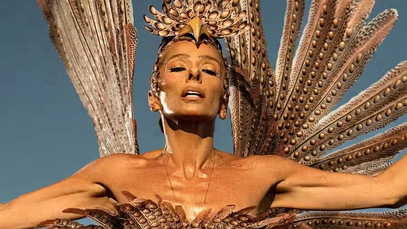 Adriane Galisteu revela fantasia para desfile da Portela com pintura à mão