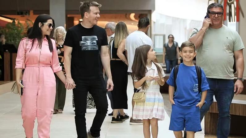 Michel Teló e Thais Fersoza passeiam com os filhos em shopping no Rio de Janeiro — Foto: Agnews