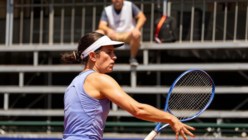 Cé vence de virada na estreia em quadras cobertas na França