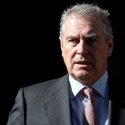 Ex-príncipe Andrew é solto após 11 horas detido em investigação no Reino Unido