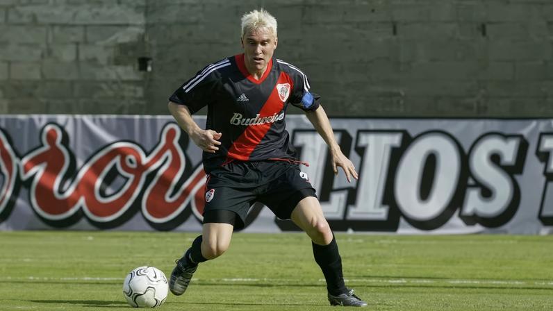 River se aproxima de Coudet, pentacampeão argentino pelo clube nos anos 2000