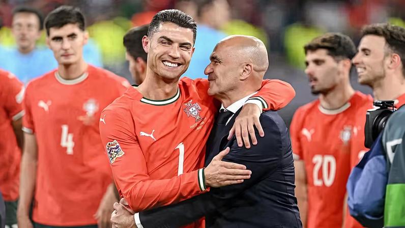 Cristiano Ronaldo e Roberto Martínez comemoram título de Portugal na Liga das Nações 2025 — Foto: Harry Langer/DeFodi Images/DeFodi via Getty Images