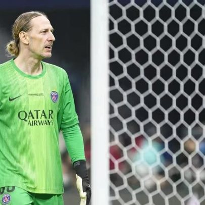 Safonov vira titular no PSG, defende quinto pênalti seguido